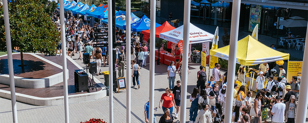 Hundreds of new students chatting to the various club stalls during O-Week.